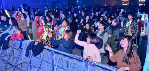 건전 여가문화 조성과 함께하는 '젊은 수원'의 미래란 슬로건으로 수원문화재단과 경기문화관광연구사업단이 주최 및 주관한 EDM 페스티벌 'The Lighting Wall 2019'이 열린 14일 오후 수원 컨벤션센터에서 5천여 시민이 공연에 열광하고 있다. 윤원규기자