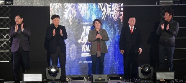 14일 오후 수원화성불빛축제  'The Lighting Wall 2019'가 열린 수원컨벤션센터에서 조명자 수원시의회 의장, 신항철 경기일보 대표이사 사장 등 내빈이 관람객들과 인사하고 있다. 건전 여가문화 조성과 함께하는 '젊은 수원'의 미래란 슬로건으로 열린 이번 축제는 수원문화재단과 경기문화관광연구사업단이 주최했다. 김시범기자