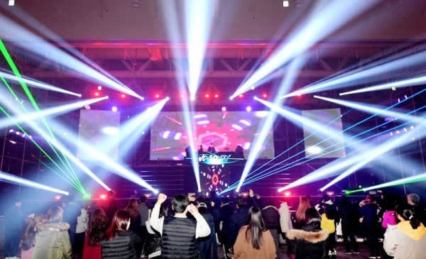 14일 오후 수원화성불빛축제  'The Lighting Wall 2019'이 열린 수원컨벤션센터에서 관람객들이 화려한 조명속에 펼쳐지는 DJ들의  EDM 음악과 퍼포먼스를 즐기고 있다. 건전 여가문화 조성과 함께하는 '젊은 수원'의 미래란 슬로건으로 열린 이번 축제는 수원문화재단과 경기문화관광연구사업단이 주최했다. 김시범기자