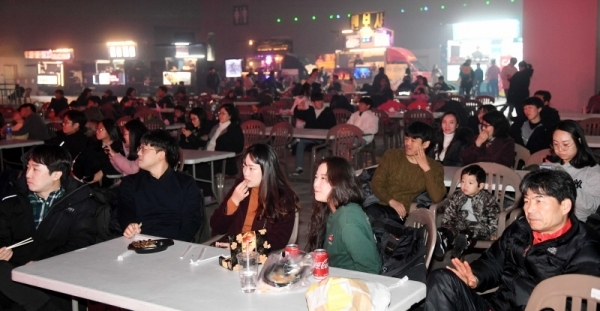 14일 오후 수원화성불빛축제  'The Lighting Wall 2019'이 열린 수원컨벤션센터에서 관람객들이 다양한 푸드트럭 음식를 먹으며 공연을 즐기고 있다. 건전 여가문화 조성과 함께하는 '젊은 수원'의 미래란 슬로건으로 열린 이번 축제는 수원문화재단과 경기문화관광연구사업단이 주최했다. 김시범기자