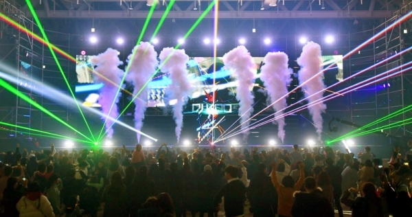 14일 오후 수원화성불빛축제  'The Lighting Wall 2019'가 열린 수원컨벤션센터에서 관람객들이 화려한 조명속에 펼쳐지는 DJ들의  EDM 음악과 퍼포먼스를 즐기고 있다. 건전 여가문화 조성과 함께하는 '젊은 수원'의 미래란 슬로건으로 열린 이번 축제는 수원문화재단과 경기문화관광연구사업단이 주최했다. 김시범기자