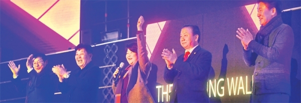 조명자 수원시의회 의장, 신항철 경기일보 대표이사 사장 등 내빈들이 개막선언을 하고 있다.