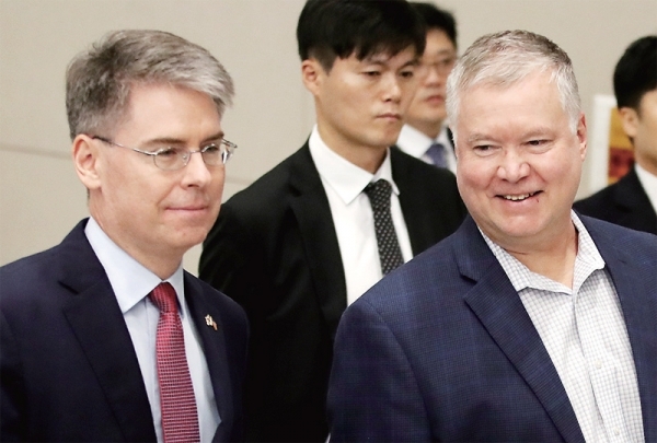 미국 국무부 대북 특별대표인 스티븐 비건 국무부 부장관 지명자(오른쪽)가 15일 오후 인천국제공항 2터미널을 통해 입국하고 있다. 연합뉴스