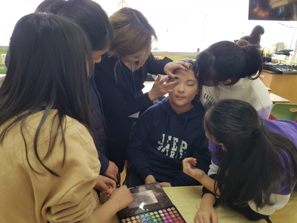 양평초 4학년 학생들이 진로페스티벌에서 전문가들과 메이크업아티스트 체험교육을 받고있다.