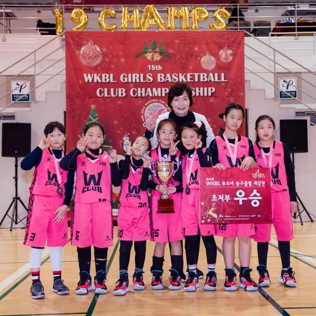 ▲ 수원W 선수들이 15일 용인대학교 체육관에서 열린 제15회 WKBL 유소년농구클럽최강전 저학년부에서 우승한 뒤 박찬숙 유소녀농구육성본부장과 기념촬영을 하고 있다.PEC 스포츠아카데미 제공