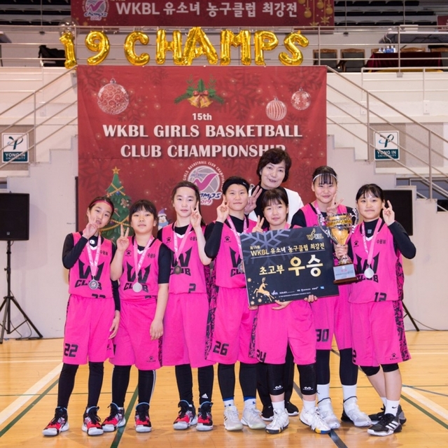 ▲ 수원W 선수들이 15일 용인대학교 체육관에서 열린 제15회 WKBL 유소년농구클럽최강전 고학년부에서 우승한 뒤 박찬숙 유소녀농구육성본부장과 기념촬영을 하고 있다.PEC 스포츠아카데미 제공 1