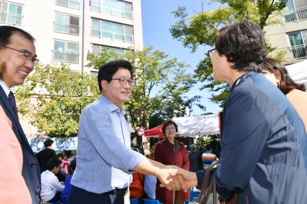 지난 10월9일, ‘수원ㆍ용인 경계 조정’을 기념해 청명센트레빌아파트에서 열린 주민화합잔치에서 염태영 수원시장과 주민들이 인사하고 있다. 수원시 제공