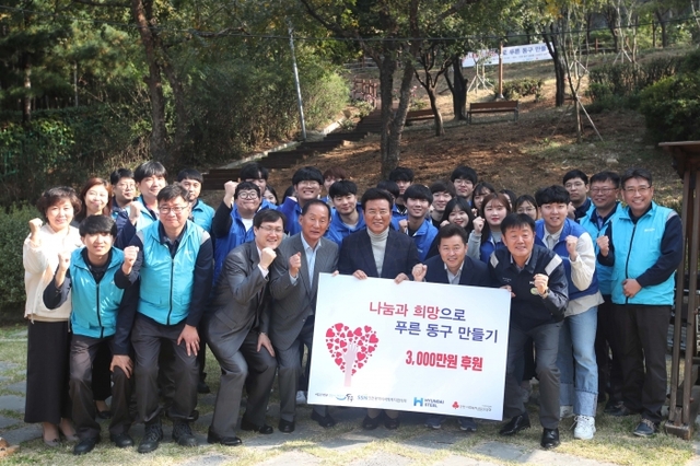 지난 10월 22일 재능대학교 옆 녹지에서 추진한 나무 심기 행사에 참석한 디딤쇠 봉사단원과 재능대 학생들이 기념사진을 찍고 있다. 현대제철 인천공장 제공