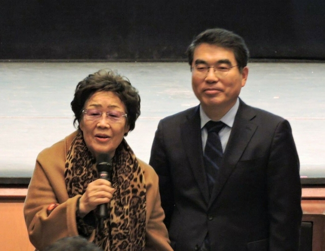 ▲ 일본군 위안부 피해자인 이용수 할머니가 양기대 전 광명시장에게 응원의 메시지를 전하고 있다. 김용주 기자