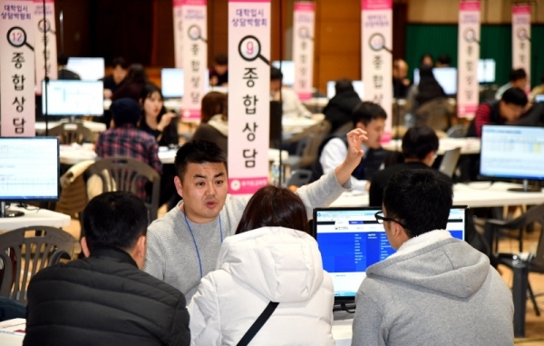 ‘경기도교육청 2020학년도 학생, 학부모 찾아가는 진로진학 상담회’가 17일 화성시 안화고등학교에서 열려 학생과 학부모 등 참석자들이 학생 맟춤형 진로진학상담을 하고 있다. 이번 찾아가는 진로진학 상담회는 경기도교육청이 고등학교 3학년 학생과 학부모를 대상으로 2020 학년도 정시대비 상담과 1,2학년 학생을 대상으로 진로진학상담을 통해 대학입학 전형을 안내하고, 변경된 대학입시 등에 대한 궁금증을 해소하기 위해 마련했다. 전형민기자