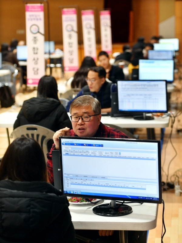 ‘경기도교육청 2020학년도 학생, 학부모 찾아가는 진로진학 상담회’가 17일 화성시 안화고등학교에서 열려 학생과 학부모 등 참석자들이 학생 맟춤형 진로진학상담을 하고 있다. 이번 찾아가는 진로진학 상담회는 경기도교육청이 고등학교 3학년 학생과 학부모를 대상으로 2020 학년도 정시대비 상담과 1,2학년 학생을 대상으로 진로진학상담을 통해 대학입학 전형을 안내하고, 변경된 대학입시 등에 대한 궁금증을 해소하기 위해 마련했다. 전형민기자
