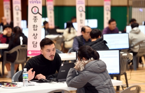 ‘경기도교육청 2020학년도 학생, 학부모 찾아가는 진로진학 상담회’가 17일 화성시 안화고등학교에서 열려 학생과 학부모 등 참석자들이 학생 맟춤형 진로진학상담을 하고 있다. 이번 찾아가는 진로진학 상담회는 경기도교육청이 고등학교 3학년 학생과 학부모를 대상으로 2020 학년도 정시대비 상담과 1,2학년 학생을 대상으로 진로진학상담을 통해 대학입학 전형을 안내하고, 변경된 대학입시 등에 대한 궁금증을 해소하기 위해 마련했다. 전형민기자