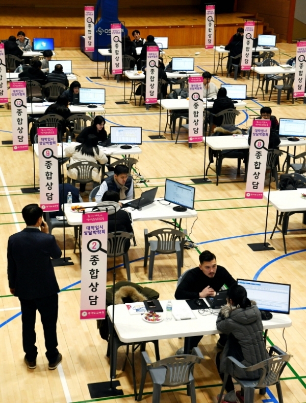‘경기도교육청 2020학년도 학생, 학부모 찾아가는 진로진학 상담회’가 17일 화성시 안화고등학교에서 열려 학생과 학부모 등 참석자들이 학생 맟춤형 진로진학상담을 하고 있다. 이번 찾아가는 진로진학 상담회는 경기도교육청이 고등학교 3학년 학생과 학부모를 대상으로 2020 학년도 정시대비 상담과 1,2학년 학생을 대상으로 진로진학상담을 통해 대학입학 전형을 안내하고, 변경된 대학입시 등에 대한 궁금증을 해소하기 위해 마련했다. 전형민기자