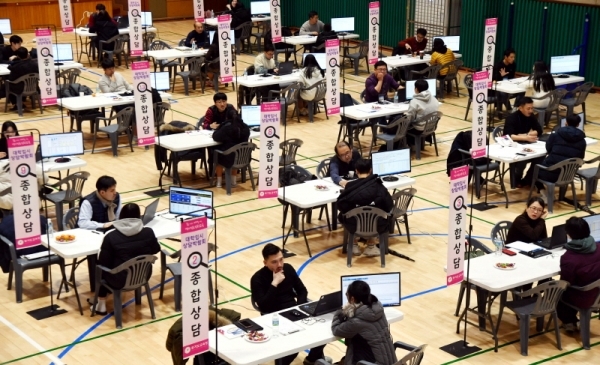 ‘경기도교육청 2020학년도 학생, 학부모 찾아가는 진로진학 상담회’가 17일 화성시 안화고등학교에서 열려 학생과 학부모 등 참석자들이 학생 맟춤형 진로진학상담을 하고 있다. 이번 찾아가는 진로진학 상담회는 경기도교육청이 고등학교 3학년 학생과 학부모를 대상으로 2020 학년도 정시대비 상담과 1,2학년 학생을 대상으로 진로진학상담을 통해 대학입학 전형을 안내하고, 변경된 대학입시 등에 대한 궁금증을 해소하기 위해 마련했다. 전형민기자