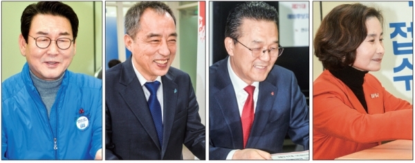 제21대 국회의원 선거 예비후보자 등록 첫날인 17일 인천지역 선거구 선관위에서 (사진 왼쪽부터) 김교흥 더불어민주당 서구갑지역위원장‚ 박우섭 더불어민주당 미추홀을지역위원장‚ 이재호 자유한국당 연수갑당협위원장‚ 이행숙 자유한국당 서구을당협위원장이 각각 예비후보자 등록을 하고 있다. 조주현기자