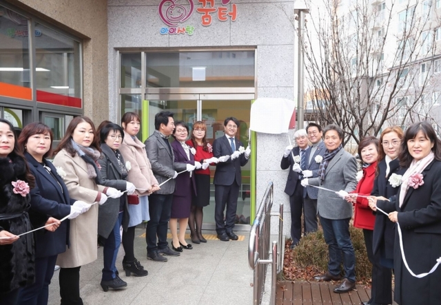 지난 17일 인천 서구 아이사랑꿈터 서구1호점에서 열린 개소식에서 이재현 서구청장(가운데)이 제막식을 하고 있다. 서구청 제공