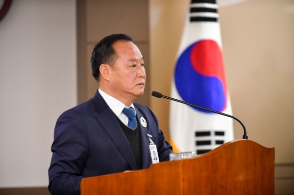 군정질문에 답변하는 정동균 양평군수