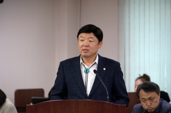 송요찬 부의장은 양평공사 부실에 지난 10년간 의회도 책임도  크다며 사퇴할 용의가 있다고 발언하고 있다.