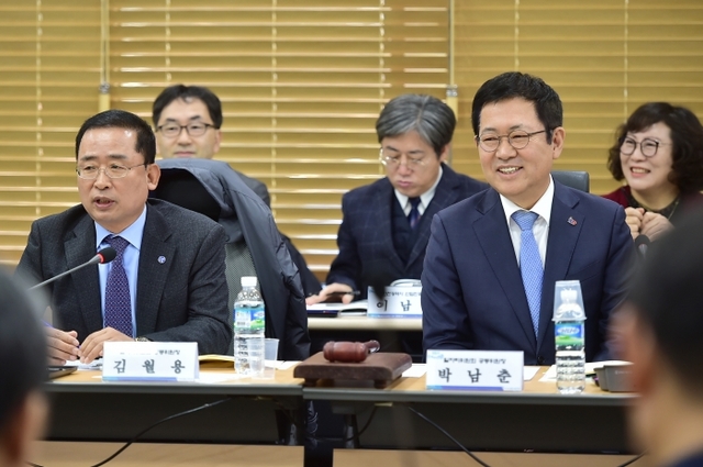 18일 인천 남동구 인천시청 공감회의실에서 열린 ‘인천시 일자리위원회 제3차 정기회의’에 참석한 박남춘 인천시장이 김월용 공동위원장과 함께 주요안건을 논의하고 있다. 인천시 제공