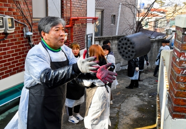 '경기도의회 사랑의 연탄나눔 행사'가 열린 18일 오전 수원시 장안구 주택가에서 도의회 송한준 의장, 안혜영 부의장, 장현국·김직란·김은주·최종현·이애형·민경선의원 및 자원봉사자들이 연탄을 배달하고 있다. 이날 경기도 의회는 수원과 용인, 각각 3가구씩 총 6세대를 대상으로 연탄 1800장을 전달했다. 윤원규기자