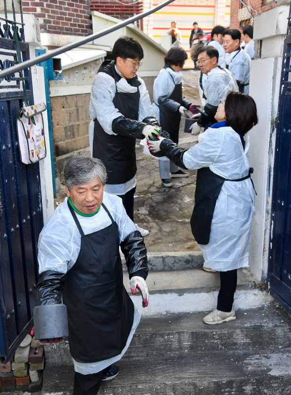 '경기도의회 사랑의 연탄나눔 행사'가 열린 18일 오전 수원시 장안구 주택가에서 도의회 송한준 의장, 안혜영 부의장, 장현국·김직란·김은주·최종현·이애형·민경선의원 및 자원봉사자들이 연탄을 배달하고 있다. 이날 경기도 의회는 수원과 용인, 각각 3가구씩 총 6세대를 대상으로 연탄 1800장을 전달했다. 윤원규기자
