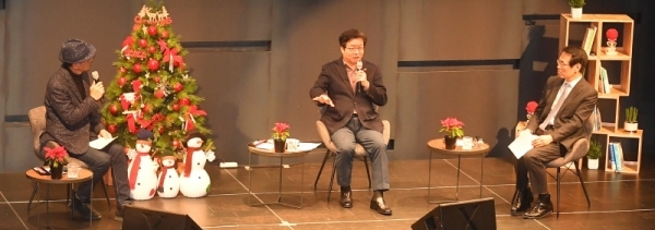 '복지 대타협'의 개념을 시민에게 설명하는 토크콘서트가 열린 18일 수원컨벤션센터에서 염태영 전국시장군수구청장협의회장, 방송인 정재환 성균관대 교수(왼쪽), 이상이 제주대 교수가 대담을 나누고 있다. 이번 토크콘서트는 지속가능한 복지 확대를 위해 중앙·광역·지방 정부 간 역할분담을 논의하기 위해 전국 지자체들이 제안했다. 윤원규기자