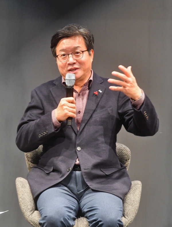 '복지 대타협'의 개념을 시민에게 설명하는 토크콘서트가 열린 18일 수원컨벤션센터에서 염태영 전국시장군수구청장협의회장이 발언하고 있다. 이번 토크콘서트는 지속가능한 복지 확대를 위해 중앙·광역·지방 정부 간 역할분담을 논의하기 위해 전국 지자체들이 제안했다. 윤원규기자