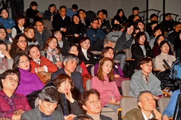 '복지 대타협'의 개념을 시민에게 설명하는 토크콘서트가 열린 18일 수원컨벤션센터에서 염태영 전국시장군수구청장협의회장, 방송인 정재환 성균관대 교수(왼쪽), 이상이 제주대 교수가 대담을 나누고 있다. 이번 토크콘서트는 지속가능한 복지 확대를 위해 중앙·광역·지방 정부 간 역할분담을 논의하기 위해 전국 지자체들이 제안했다. 윤원규기자