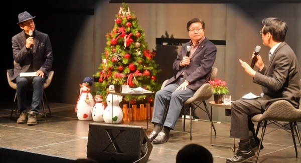 '복지 대타협'의 개념을 시민에게 설명하는 토크콘서트가 열린 18일 수원컨벤션센터에서 염태영 전국시장군수구청장협의회장, 방송인 정재환 성균관대 교수(왼쪽), 이상이 제주대 교수가 대담을 나누고 있다. 이번 토크콘서트는 지속가능한 복지 확대를 위해 중앙·광역·지방 정부 간 역할분담을 논의하기 위해 전국 지자체들이 제안했다. 윤원규기자