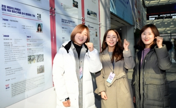 18일 차세대융합기술연구원에서 열린 ‘2019 융합기술 스타트업 데모 데이’에서 서동은 리본 대표가 “혼합 폐플라스틱에서 단일 재질 플라스틱을 순수 분리하는 기술”에 대해 설명하고 있다.전형민기자
