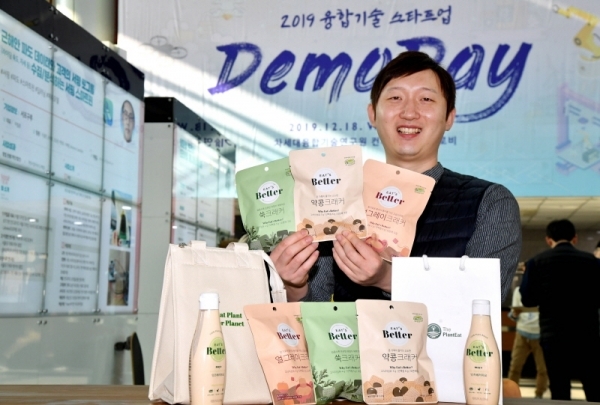 18일 차세대융합기술연구원에서 열린 ‘2019 융합기술 스타트업 데모 데이’에서 양재식 더 를랜잇 대표가 “순식물성 대체식품 디자인 푸드데크”에 대해 설명하고 있다.전형민기자