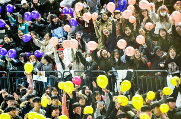 18일 오후 인천 부평구 삼산월드체육관에서 열린 ‘제10회 인천 미래 인재양성 마인드업’행사에 참가한 고3 학생들이 초대가수의 공연을 관람하며 즐거운 시간을 보내고 있다.조주현기자