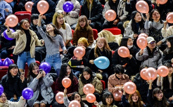 18일 오후 인천 부평구 삼산월드체육관에서 열린 ‘제10회 인천 미래 인재양성 마인드업’행사에 참가한 고3 학생들이 초대가수의 공연을 관람하며 즐거운 시간을 보내고 있다.조주현기자
