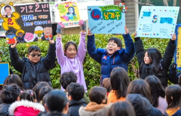 18일 오전 인천 부평동초등학교 정문에서 전교학생회장·부회장 선거에 출마한 후보와 운동원 학생들이 등굣길 학생들에게 지지를 호소하고 있다.조주현기자