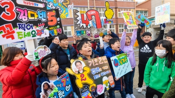 18일 오전 인천 부평동초등학교 정문에서 전교학생회장·부회장 선거에 출마한 후보와 운동원 학생들이 등굣길 학생들에게 지지를 호소하고 있다.조주현기자