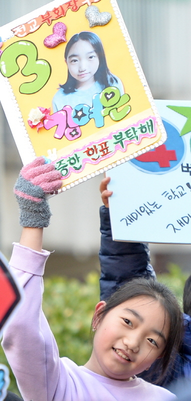 18일 오전 인천 부평동초등학교 정문에서 전교학생회장·부회장 선거에 출마한 후보와 운동원 학생들이 등굣길 학생들에게 지지를 호소하고 있다.조주현기자