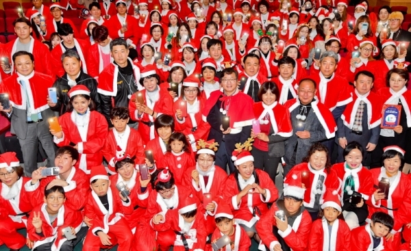 성탄절을 일주일 앞둔 18일 수원시청 대강당에서 열린 'Kt wiz와 함께하는 제8회 수원 사랑의 산타출정식'에서 염태영 수원시장, 이숭용 kt-wiz 단장 등 관계자, 250여 산타들이 산타복을 입고 출정식 및 기념 촬영을 하고 있다. 