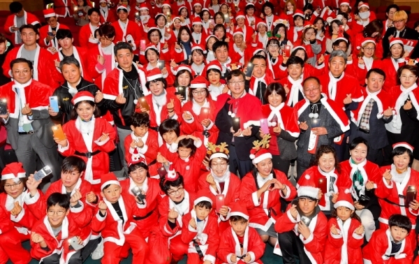 성탄절을 일주일 앞둔 18일 수원시청 대강당에서 열린 'Kt wiz와 함께하는 제8회 수원 사랑의 산타출정식'에서 염태영 수원시장, 이숭용 kt-wiz 단장 등 관계자, 250여 산타들이 산타복을 입고 출정식 및 기념 촬영을 하고 있다. 