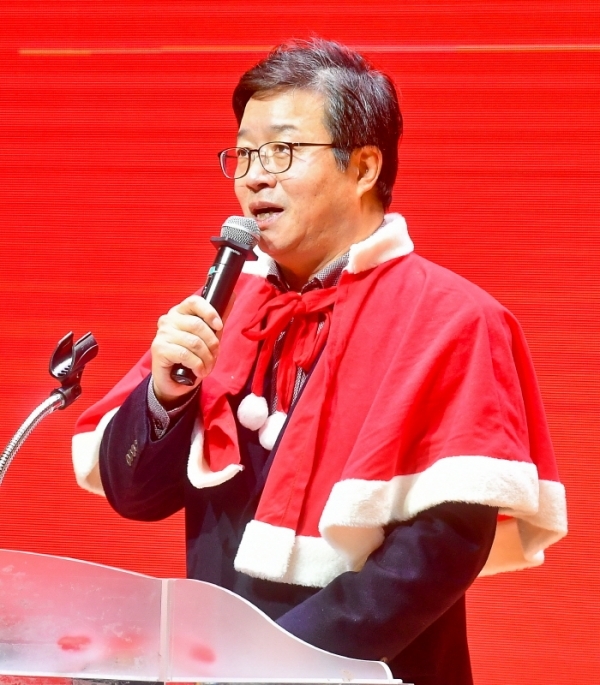 성탄절을 일주일 앞둔 18일 수원시청 대강당에서 열린 'Kt wiz와 함께하는 제8회 수원 사랑의 산타출정식'에서 염태영 수원시장, 이숭용 kt-wiz 단장 등 관계자, 250여 산타들이 산타복을 입고 출정식 및 기념 촬영을 하고 있다. 