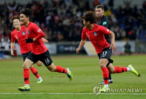 18일 부산아시아드주경기장에서 열린 2019 동아시안컵 결승전 한국과 일본의 경기에서 한국 황인범이 선취골을 넣은 후 팀동료들과 환호하고 있다. 연합뉴스