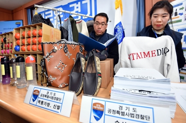 19일 경기도청 브리핑룸에서 경기도 공정특별사법경찰단 직원들이 해외에서 불법으로 밀수한 위조상품을 유통·판매한 일당으로 부터 압수한 명품 짝퉁제품을 정리하고 있다. 경기도 공정특별사법경찰단은 명품 감별 전문업체의 도움을 받아 지난 9월부터 3개월간 온·오프라인 상의 위조상품 유통·판매행위를 단속해 상표법을 위반한 혐의로 12명을 형사 입건했다.전형민기자