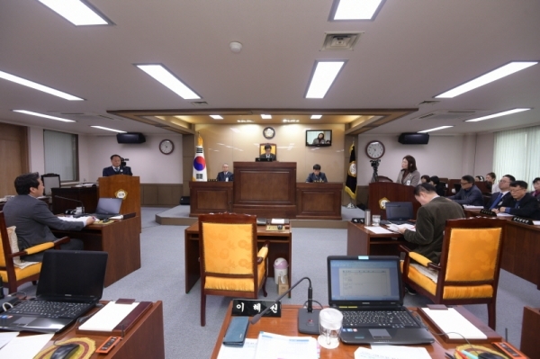 양평군의회에서 이혜원 의원이 정동균 군수에게 궅정 질문을 하고 있다