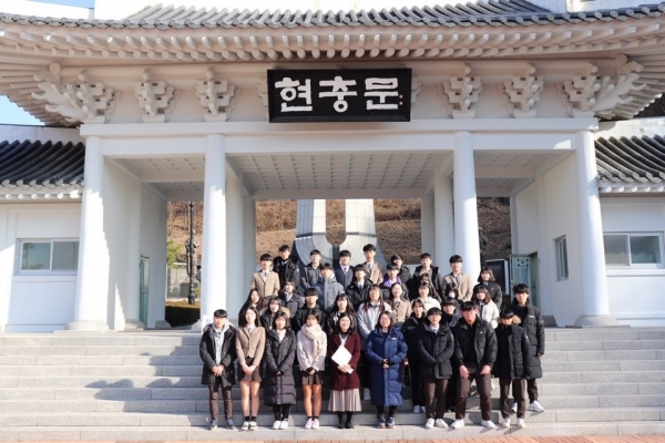 여주 제일고 독서동아리 학생 30명이 체험행사 후 현충문 앞에서 단체사진을 촬영하고 있다.