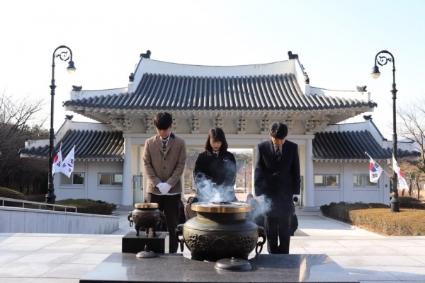 헌화와 참배로 국가유공자의 위훈을 기리는 여주 제일고 학생들.
