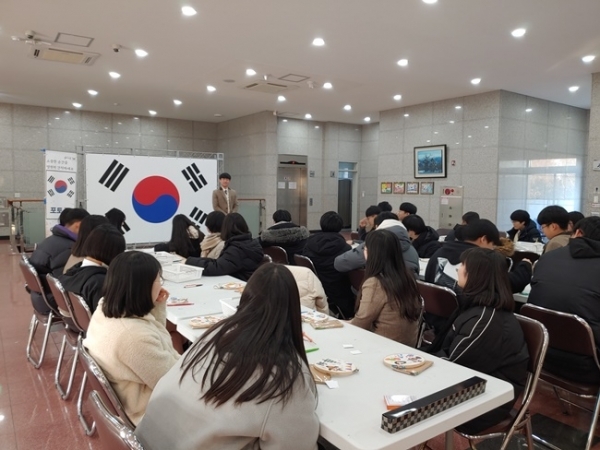 여주 제일고 독서동아리 학생 30명이 지난 19일 이천호국원 현충관에서 체험 행사를 가졌다.