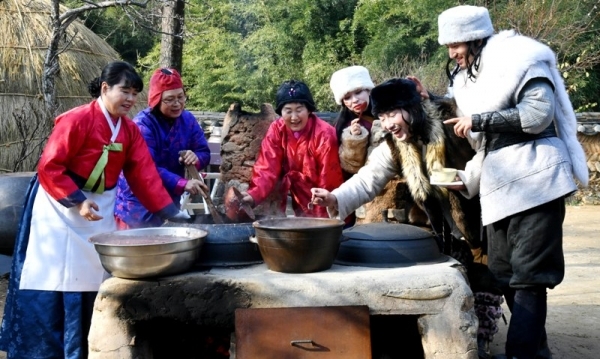밤이 가장 길고 낮이 가장 짧은 절기상 동지(冬至)인 22일 용인 한국민속촌에서 열린 세시풍속 체험행사에서 한국민속촌 관계자들이 전통방식으로 가마솥에 동지팥죽을 쑤고 있다.전형민기자