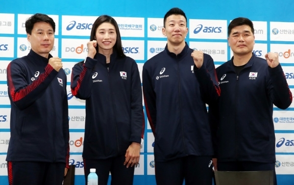 22일 오후 인천시 계양구 계양체육관에서 열린 ''남·여자배구 국가대표팀 2020년 도쿄올림픽 아시아 최종 예선 기자회견''에서 각 팀 감독과 주장이 기념촬영을 하고 있다. 왼쪽부터 강성형 여자 국가대표팀 코치, 김연경 여자팀 주장, 신영석 남자팀 주장, 임도헌 남자 대표팀 감독.연합뉴스