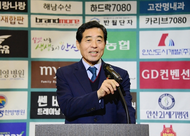 ▲ 지난 20일 ‘안산시민프로축구단의 밤’ 행사에 참석한 안산 그리너스 구단주인 윤화섭 시장이 K리그 최초의 유소년 전용 클럽하우스를 오픈을 발표하고 있다.안산 그리너스 제공