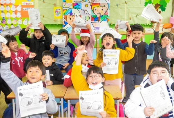23일 겨울방학을 맞은 인천 계양구 부현초등학교 어린이들이 방학계획서를 들고 즐거운 표정으로 뛰어 나오고 있다.조주현기자