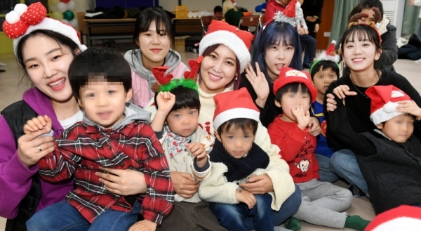 성탄절을 이틀 앞둔 23일 가수 솔비 등 방송인들이 수원지역 아동복지시설 경동원을 방문, 선물을 전달하고 아이들과 즐거운 한때를 보내고 있다. 6년째 이곳을 방문하는 솔비는 
